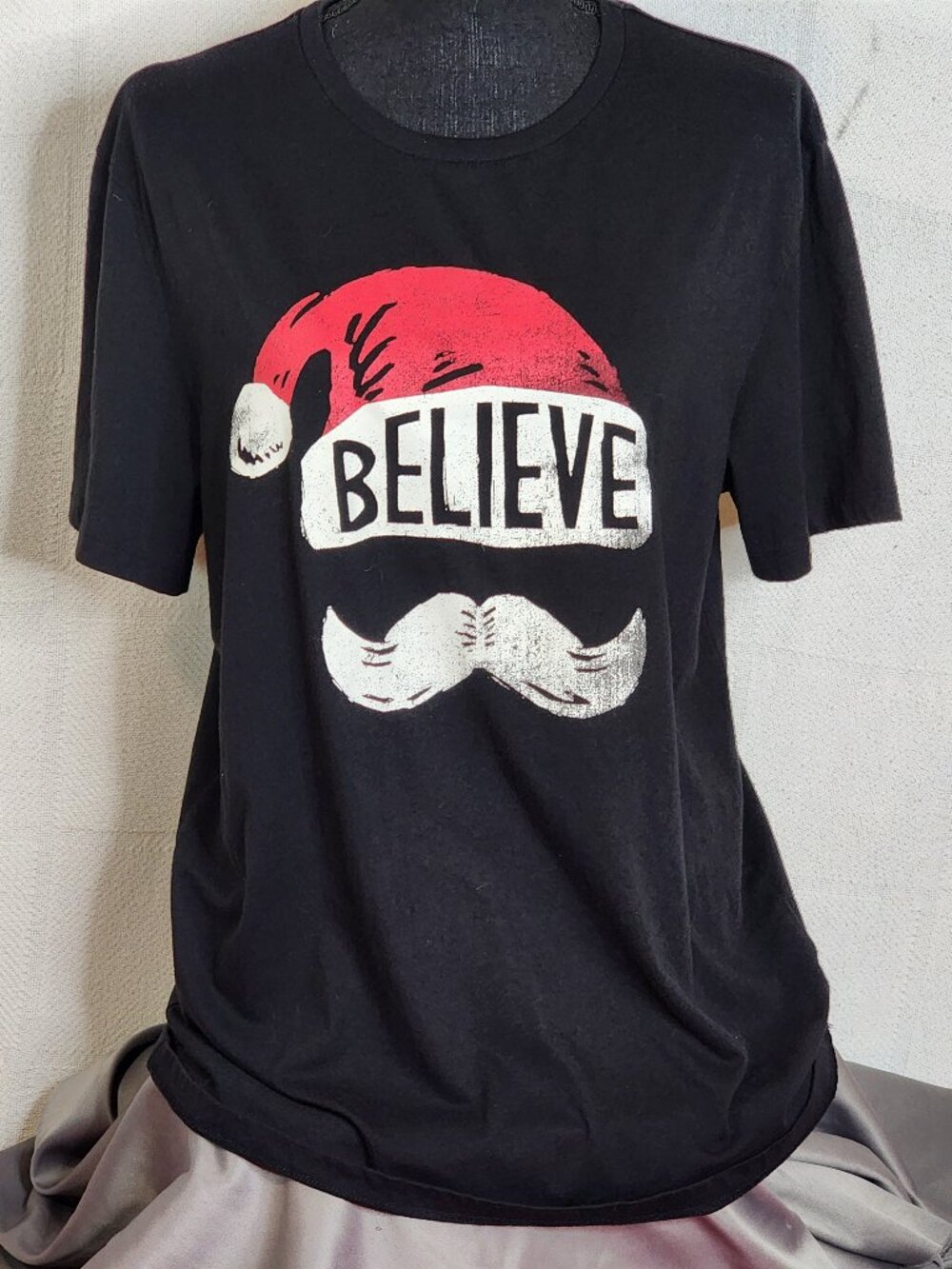 Old Navy Black Red White Santa Graphic Believe Cotton Poly Short Sleeve Tee Sz L
